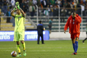 A Claudio Bravo le cayó pésimo mensaje de la marca de Pajarito Valdés y respondió sin filtro