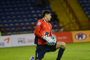 Bolivia pide que ANFP sancione a la UC por cantos ofensivos contra Carlos Lampe