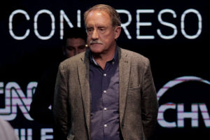 VIDEO | “¡No saludo fascistas!”: cámara capta cuando Eduardo Artés le quita la mano a Kast