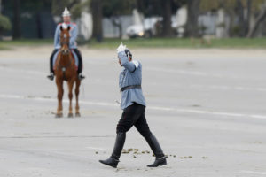 VIDEO + FOTOS | La dura caída de un soldado que la transmisión oficial de la Parada Militar no mostró