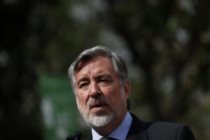 Guillier se desmarca de las isapres: 