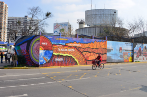 Geólogos y artistas urbanos crean primer mural científico-educativo de Santiago