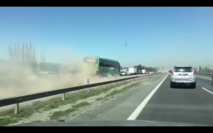 VIDEO | La peligrosa maniobra de un bus que ningún conductor debiera repetir durante este fin de semana