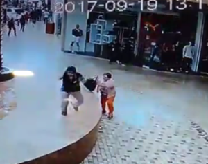 Mujer libra de morir aplastada dos veces en pleno terremoto de México y el video da la vuelta al mundo