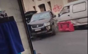 VIDEO | El espectacular intento de huida de una conductora ebria en centro de Santiago