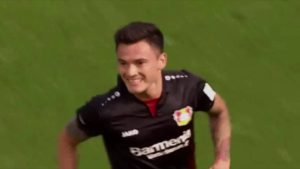 VIDEO | Charles Aránguiz despertó en Alemania y marco este golazo desde fuera del área