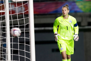 Christiane Endler recibe premio Zamora y es portada del diario Marca