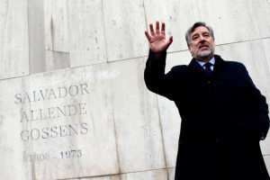 Chile Vamos se dio un festín con entrevista a Guillier de 2009 titulada con palabras que no dijo