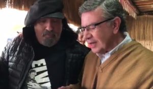 VIDEO | El surrealista momento cuando Joaquín Lavín le regala un alcotest al Negro Piñera