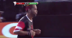 Túnel sin tocar la pelota y gol: Ronaldinho se luce en futsal