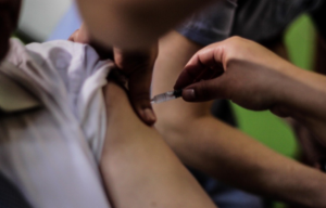 Vacunan a 10 niños con agua destilada en Villa Alemana