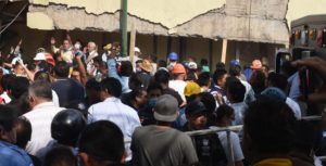 VIDEOS | Dramático rescate de niños atrapados en derrumbe de colegio en México: 32 muertos