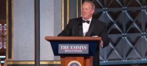 VIDEO | La aparición del ex vocero de Donald Trump que impactó a todos en los Premios Emmy