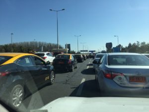 FOTOS | Taxistas bloquean accesos del aeropuerto: UOCT alerta sobre trastornos para pasajeros