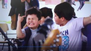 VIDEO | El punk no ha muerto: así reaccionan escolares al escuchar 