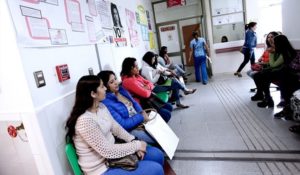 Directora de Fonasa acusa que médicos son responsables en tardanza de listas de espera Auge