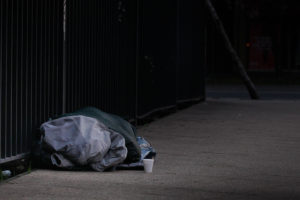 Polémica ordenanza en Antofagasta: buscan multar con $250 mil a quienes duerman en la calle