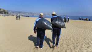 Campaña de limpieza se toma las playas de Quintero
