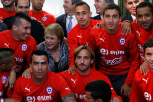 Bachelet acepta invitación de la ANFP y viajará esta tarde a Brasil para ver a La Roja