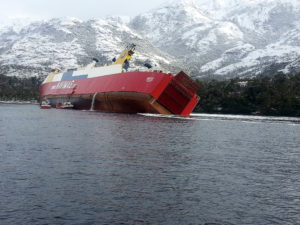 Tripulantes de ferry condenados a pagar $4 millones por contaminación aguas en Puerto Natales