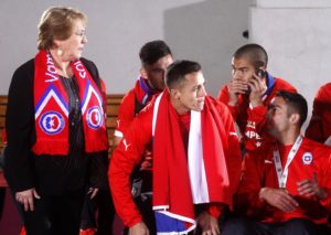 Bachelet viajaría a Sao Paulo para apoyar a Chile en partido ante Brasil