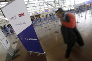 El inédito caso que terminó con Latam condenada a pagar a pasajero al que se le negó viaje de vuelta