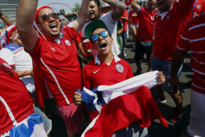 Duelo poderoso: Luksic y Farkas prometen regalos para el partido Chile-Ecuador
