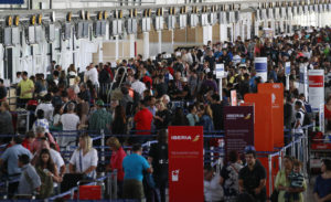 Aeropuerto de Santiago deberá pagar $89 millones a dos familias por graves lesiones ocasionadas por el 27F