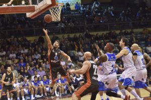 FOTO + VIDEO | Basquetbolista Franco Morales pierde la paciencia con hincha y lo golpea directamente en su rostro