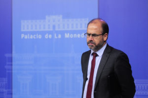 Tribunal rechaza sobreseimiento del ministro Alberto Undurraga en investigación por puente Cau Cau
