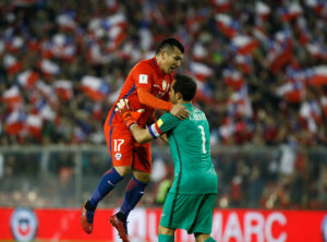 Gary Medel le mostró los dientes a TVN por comentario sobre Claudio Bravo y lanza inédita respuesta en Twiter