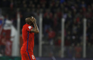 Se quedó abajo del avión: Vidal no viajará junto a la Roja a Brasil para acompañarlos en duelo clave