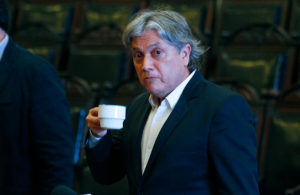 Seis golpes de KO del Colegio Médico al candidato Navarro por su teoría sobre vacunas