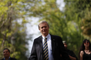 Kast amenaza con querella al Frente Amplio si no se retracta de denuncia de niños que trabajan en su campaña