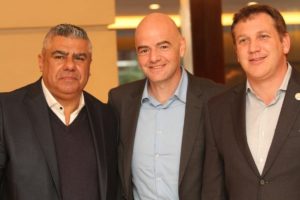 Todo sea por clasificar: presidentes de FIFA y Conmebol visitan Argentina a horas del duelo con Perú