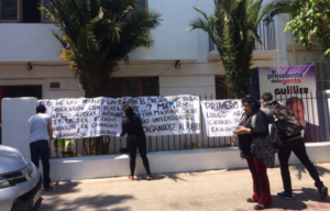 Estudiantes de la Arcis se toman comando de Guillier para exigir respuestas