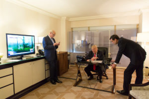 VIDEO l Repudian a Donald Trump por lanzar rollos de papel a damnificados en Puerto Rico