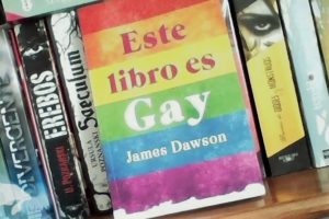 Movilh denuncia a colegio por censurar a alumna que leía 