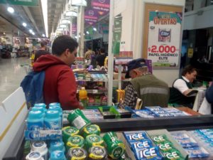 La dramática historia detrás del hombre al que un joven le ayudó a pagar la cuenta del supermercado