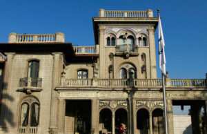 Municipalidad de Providencia ordena demolición de dos carteles publicitarios gigantes ilegales