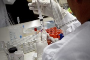 Científico chileno prueba posible cura para el cáncer en Estados Unidos tras años de investigación