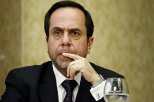 Ex contralor Ramiro Mendoza declaró ante la Fiscalía por fraude en Carabineros