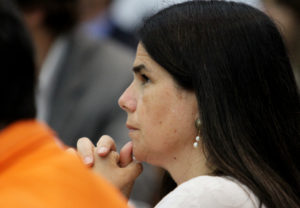 FOTO | Ximena Ossandón entrega volantes con una lima de uñas de regalo y pide 