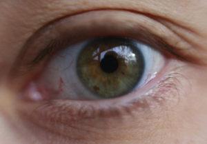 ISP llama a no atenderse en clínica que ofrece cambiar el color de ojos 