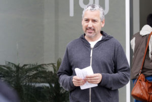 Carlos Schiappacasse: el polémico oftalmólogo viñamarino que ahora quiere cambiar el color de los ojos de los chilenos