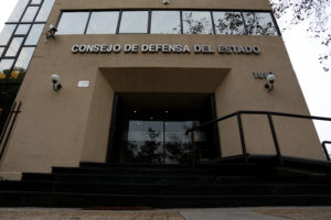Consejo de Defensa del Estado presenta querella por compra irregular de 10 mil pares de botas en Carabineros