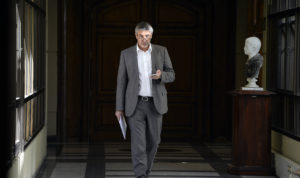 Fulvio Rossi se promociona en avisos clasificados para trabajar como médico tras 16 años en el Congreso