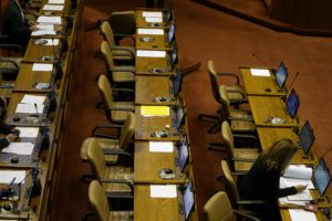 Multa por atraso: diputados Sabag, Calisto y Coloma son los que llegan más tarde al Congreso