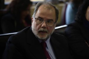 Mujer intentó estafar a ministro de Economía haciéndose pasar por funcionaria del Servel