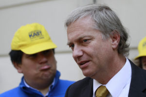 Alta política: Kast denuncia a Guillier por supuesto delito y el senador lo manda al psiquiátrico